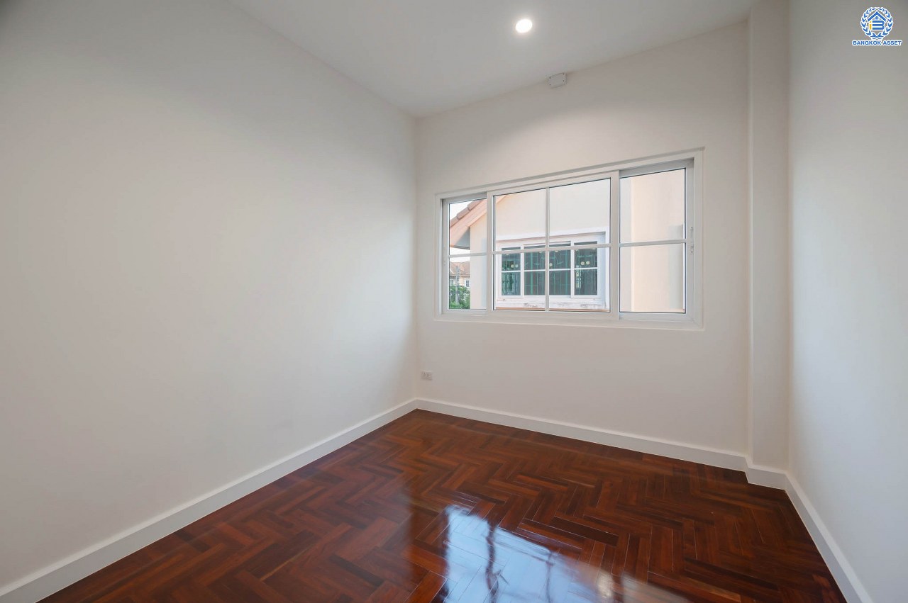 บ้านมือสองตกแต่งใหม่ โครงการ นราวดี  วงแหวน-พระราม5 เนื้อที่กว้าง 58.5 ตร.ว. พื้นที่ใช้สอย 157.3 ตร.ม. ฟังก์ชัน 4  ห้องนอน (ห้องนอนชั้นล่าง 1 ห้อง) 4 ห้องน้ำ 2 ที่จอดรถ บนทำเลติดถนนนครอินทร์ เดินทางง่าย เชื่อมต่อถนนกาญจนาภิเษก, ถนนนครอินทร์, ถนนราชพฤกษ์, ถนนพระราม5 ใกล้จุดขึ้นทางด่วน "ศรีรัช"